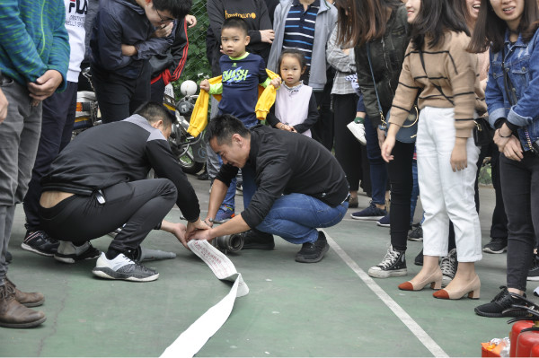 员工学习安装消防水管