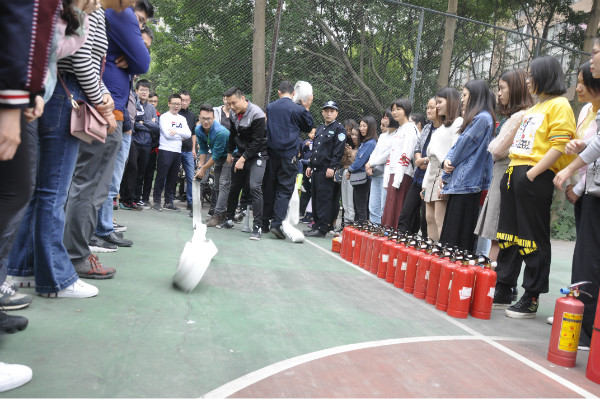 员工学习使用消防水管